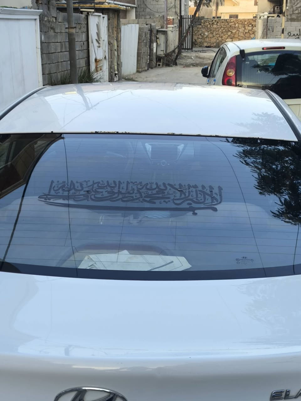 سيارة بقمة النظافة، جاهزة للاستخدام ومناسبة جداً للراغبين بالعملي والاقتصادي.
 * الموديل: 2013.
 * المحرك: 1600 (اقتصادي جداً).
 * المواصفات: سويتش (نظام تشغيل مفتاح).
 * المسافة المقطوعة: 260 ألف كم.
 * الحالة العامة: نظيفة جداً وبحالة ممتازة.
 * السعر: شدة (100 ورقة) مع مجال بسيط للشراي.
📍 الموقع: بغداد - البياع.
للاتصال:***********
