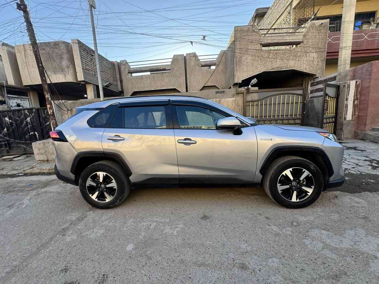 السلام عليكم راف فور 
موديل 2021 
XLe فول 
هايبرد 

مواصفاته 
كشن كهرباء 
سايد بريك كهرباء 
اوتو هولد 
فتحه سقف 
تحكمات ستيرن 
شاشه 
بصمه 
جنطه كهرباء 
وهواي موصفات بعد 

مكينه 2500 

حادثه بيبان ثنين عكس السايق وحده مبدله نفس اللون والثاني مصبوغه نفسه والجاملغ الخلفي بي بارد 
بجم كبس 
السياره جاهزه من كلشي واي نقص مابيه 
هزه مساقطه والسياره بسمي تحويل ثاني يوم
 
السياره عارضه

 ب١٩٥ وبيه مجال 

اذا شراي اتصل وشلع عيوني 
بيع او مراوس 
عنوان السياره الدوره ابو دشير 
للاستفسار ***********
