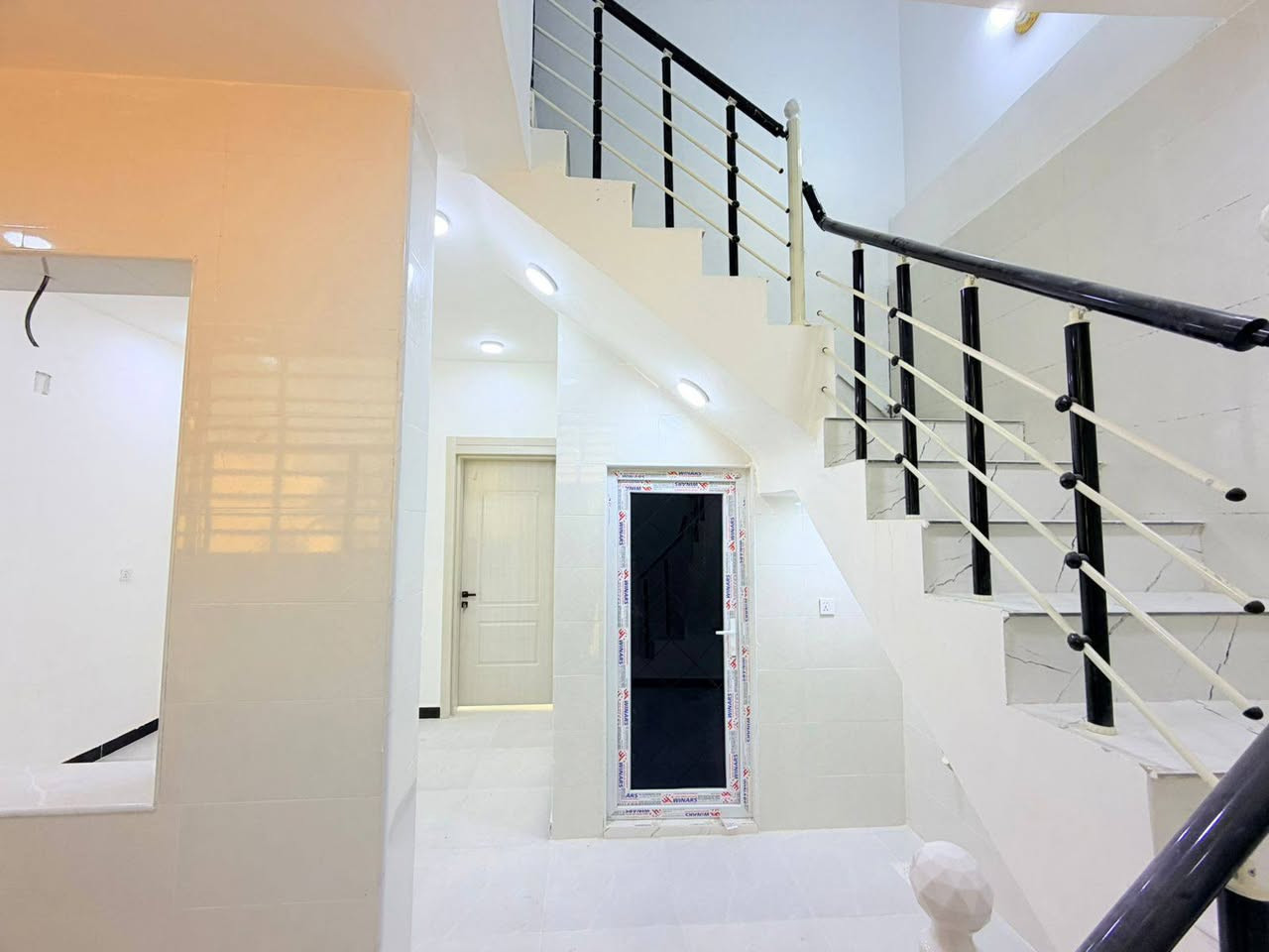 المساحه 55متر  ركن 
💰 السعر: 26 مليون (قابل للتفاوض)
🏗️ البناء: طابوق  جمهوري
🏠 الأساس والسقف: صب كونكريت مركزي 

مواصفات البيت:
✅ غرفة نوم 
✅ صالة 🛋️
✅ مطبخ 🍽️ 
✅ صحيات 🚿

الخدمات المتوفرة:
🔹 ماء 💧
🔹 كهرباء ⚡
🔹 شوارع مبلطة 14متر  🚗
🔹 مدارس قريبة 🏫
🔹أنترنيت ضوئي 
🔹 خط مولده 
📍 الموقع: النجف – حي ميسان، شارع الزوار 
خلف سكلة الكرعاوي
📜 طابو زراعي (قرار 320 )مشمول بالتطويب 

📞 للتواصل: ***********

(ملاحضة ) متوفر لدينا كافة المساحات والدور  ألسكنية وعرصات
