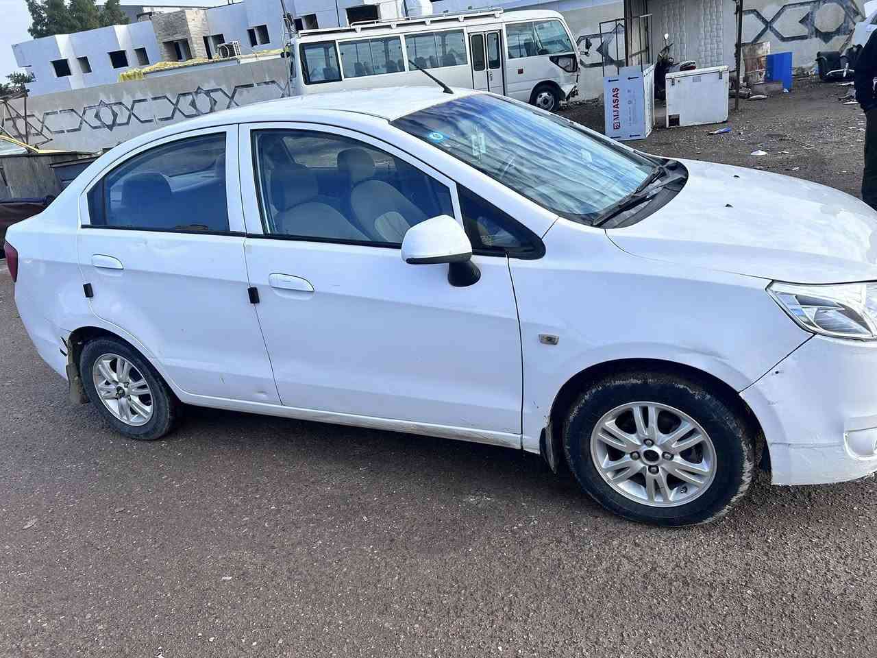 السلام عليكم
شوفر ليت /سونك للبيع موديل 12
كير عادي محرك 1600 
تبريد تدفئه شغالات كهربائياتهه شغاله 
بيهه ضربه بلجاملغ اليسره الخلفي فقط 
العنوان بغداد/الراشديه 
السعر/55$ وبيهه مجال
هـ/‭0782 858 5518‬
