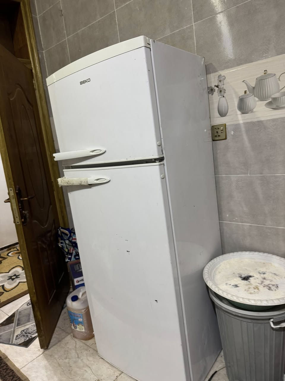 سلام عليكم هاي الثلاجة للبيع حجم كبير دبل بس الثلاجة قبل شهرين كامت ما تبرد ترستها غاز رجعت طبيعي وهسة همين ما تبرد مو تأخذها وتركعني شتايم للاستفسار اتصل ***********
