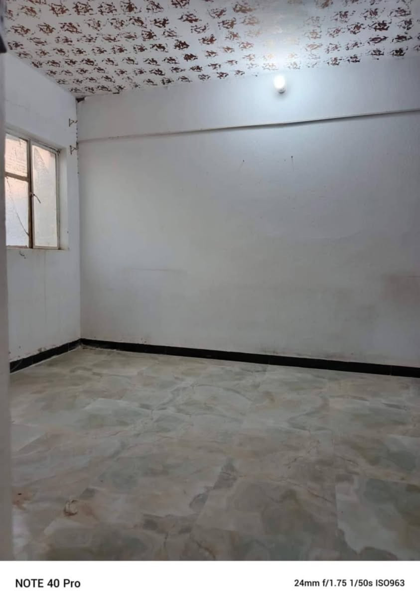 شقة للأيجار  الصدر الاول قرب فلكة العلماء بفرع منفذ عين الحياة تتكون من غرف نوم2 صاله وحمام ومطبخ درجها 10 بايات وحده معزول للاستفسار ***********
