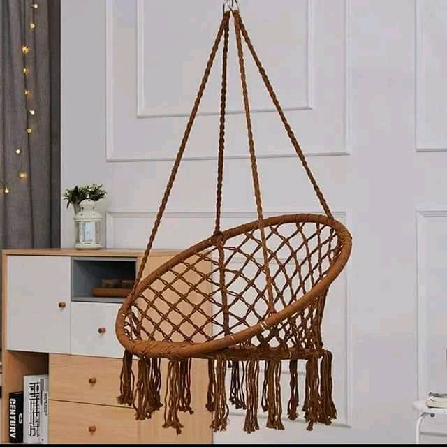 هذه مرجوحة مكرمية معلقة أنيقة مثالية للاسترخاء في المنزل أو في الحديقة. مصنوعة من مواد متينة وعالية الجودة مع وسادة مريحة. تتميز بتصميم عصري يناسب أي ديكور، وتأتي مع حبال لتعليقها بسهولة في أي مكان.