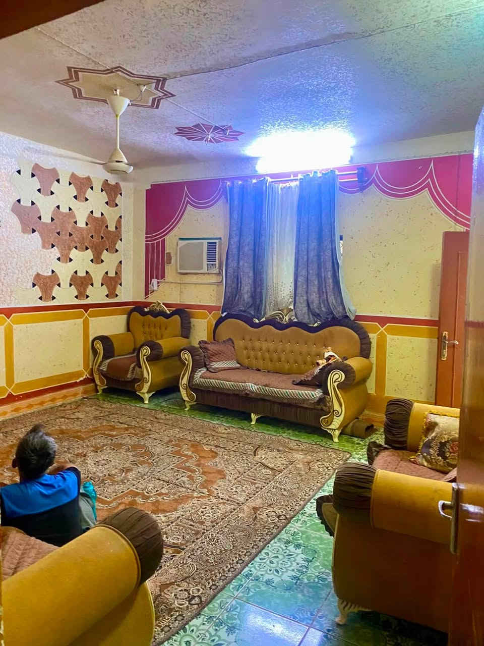 السلام عليكم بيت مساحه 200متر. طابو صرف حر
مؤقع زين القوس خلف شارع المدارس قريب عله ابو ليث المختار يتكون من ستقبال ومطبخ وهول وغرف عدد 2 
الستقبال عكاده وغرفه بس باقي البيت صب كله القاط الثاني كامل اربع غرف نوم ومجع صحيات بي 3حمامات 
وحديقه مترين ب مترين 
وكراج سياره 5  في 6
السعر 130 وبيه مجال قليل
الاستفسار اتصل ع رقم 
‭***********
