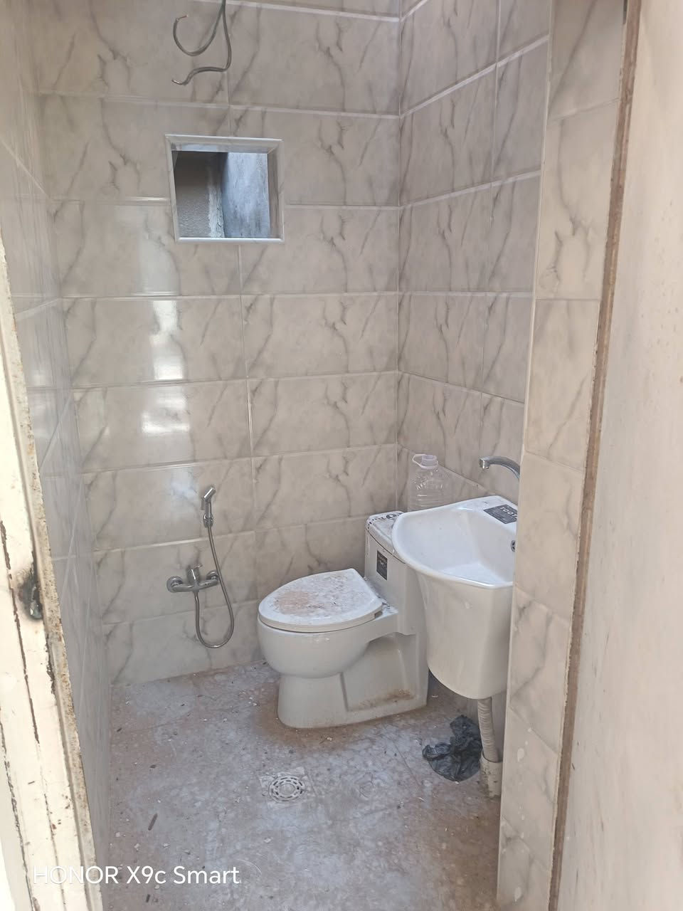 عقار للبيع مساحة ١٢٠م /واجهة ٦يتكون من صالة مطبخ /وهول / وغرفة نوم وخدمات جوة وفوك غرفة  وخدمات موقع ممتاز شهداء البياع قرب شارع العام وشارع ١٢متر  /اي الاستفسار على هذا الرقم ***********
