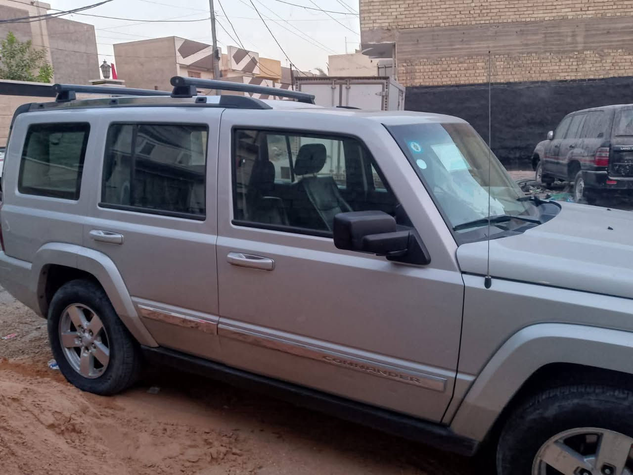 جيب كومندر 2007 كلين بدون ضرر صبغ بنيد وجاملغ وباب اثر جراد مكينه 3700 بيه لاستيك ولف وبيه بوربرن خلفي
3فتحات 
7راكب 
كشنات جلد 
كشنات كهرباء 
دواخل سيارة نضيفة90% تبريد شغال قطعتين 
مكاني بغداد سعره ٨٣وبيه مجال سيارة بسمي  ***********
مكان بغداد
