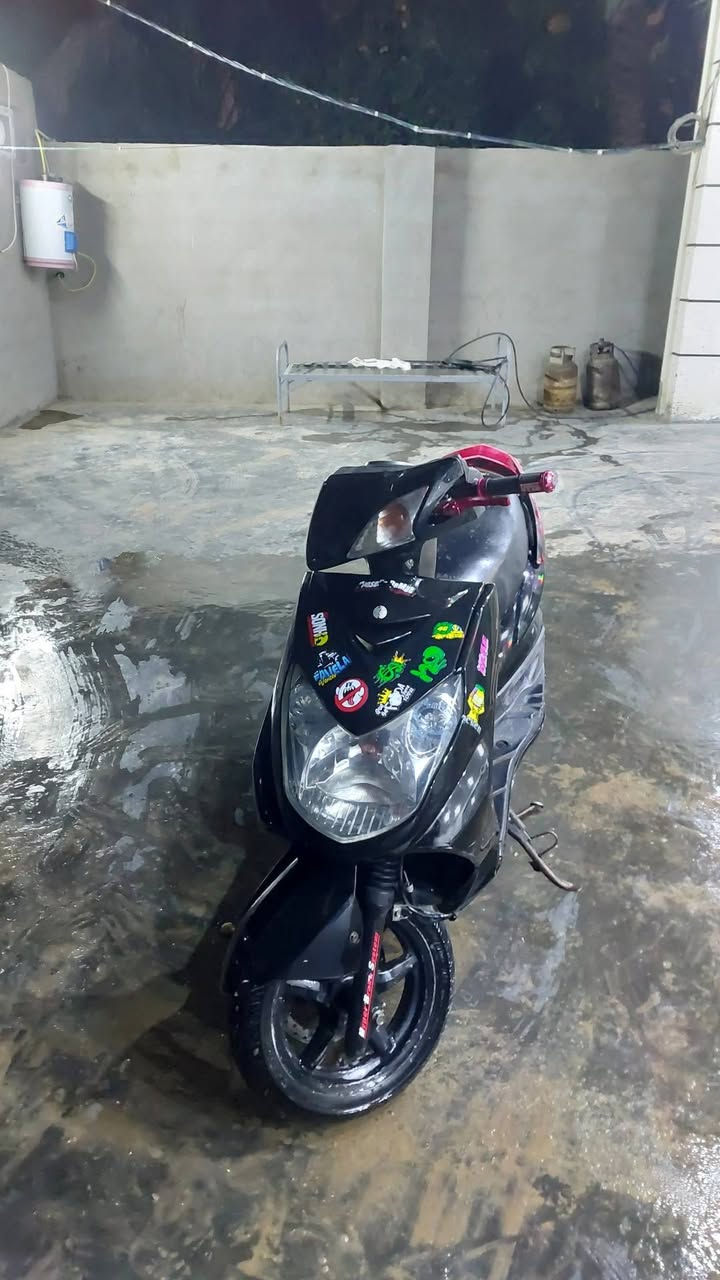 السلام عليكم
سكنس فحل كوري كابريتر

الدراجه مكفوله من التبخير او التنقيص

الدراجه بيها تزويدات خفيفه 

يدات بريك يدات سكليتر بيهه صالنصه رياضي 

صدر امامي جديد

كهربائيات الدراجه كلها شغاله فقط الدشبول بي كم شغله متشتغل ناقصه كهربائي مرتب 

الدراجه بيهه كلوب زنون يعمي 

ناقصهه بس باتري جديد و دوشمه هندر 

السعر 525 و بيهه مجال مكاني الكاظميه او جسر المثنى 

الاستفسار اكثر الاتصال ***********
