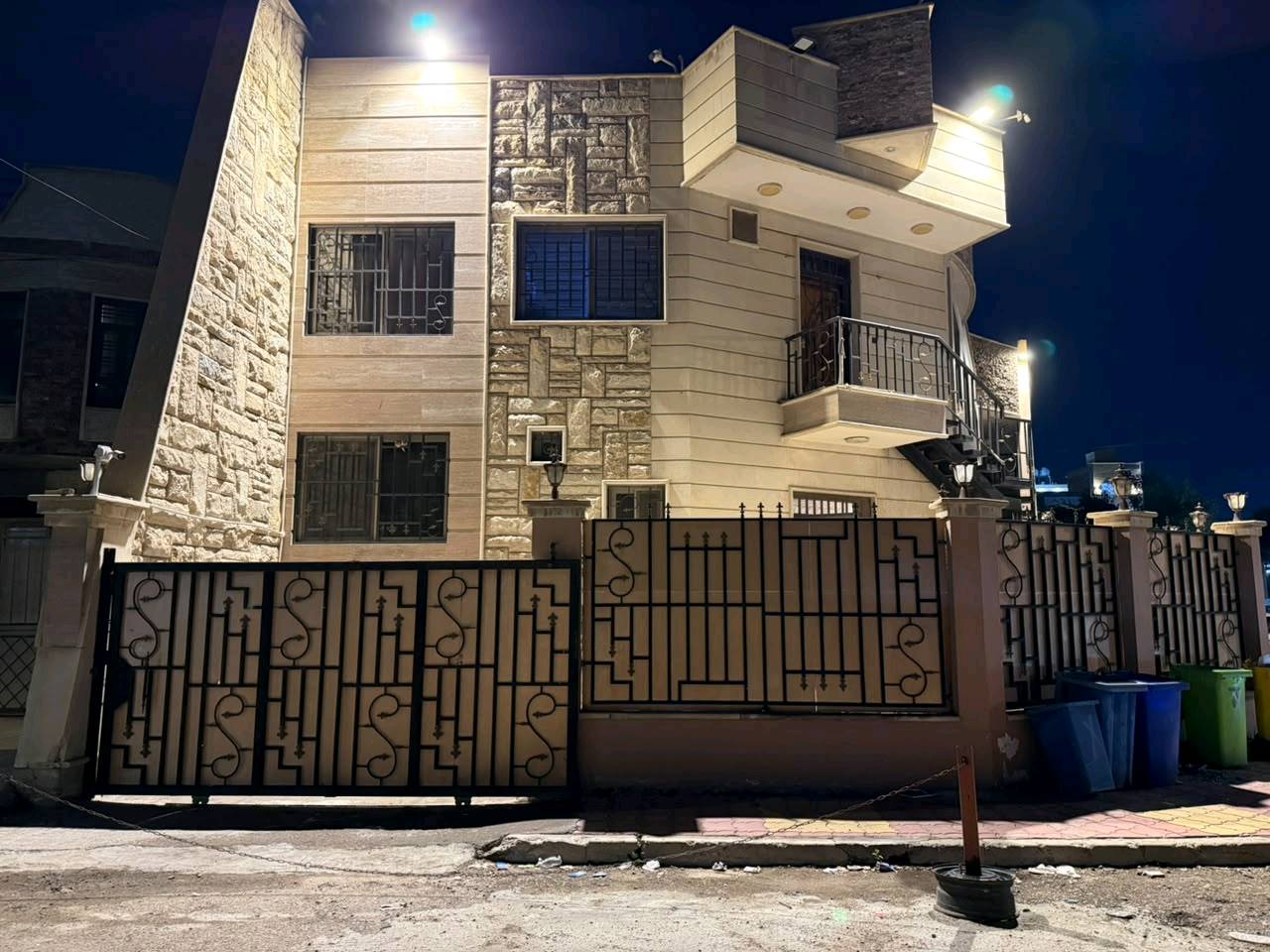 سلام دار للبيع مساحة الدار ١٥٤متر ركن على شارعين قريب جامع الشواف محلة 616
لتصوير لاول للبيت للطابق لارضي غرفتين نوم كبار 
ومخزن وحمامين ومطبخ كبير وصاله واستقبال
وجلسه عربيه وغرفة لوندري
ومناور ثنين
 وتصوير ثاني للشقه غرفتين نوم وصاله ومطبخ وحمام.. لشقه الثانيه  (غرفتين نوم)وصاله ومطبخ وحمام 
بي كراج سرداب اربع سيارات
 لسعر المتر الواحد42$
 للتواصل ***********