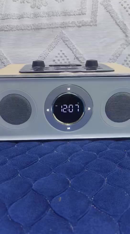 قطعة جميلة جداً جدا كما موضح بالصورة طلعتلي بالامزون 

اعلى سعر ابيع .... راديو .... وساعة....ومنبة ...وسبيكر


**إذا كنت صاحب هذا الإعلان وتريد حذفه لأي سبب، رجاءا أرسل رسالة إلى الدعم الفني**