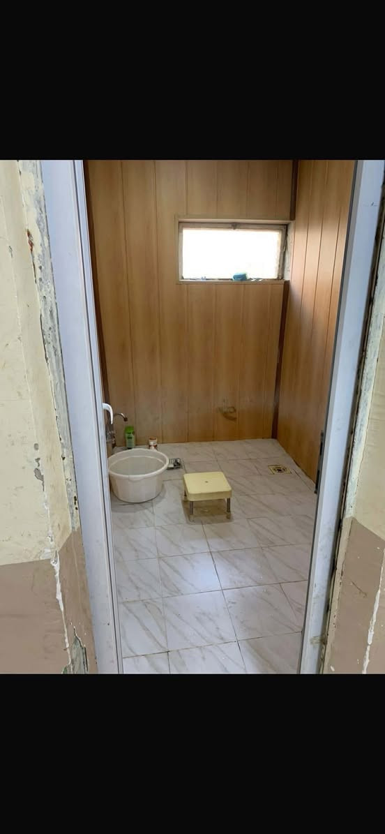 📍 الموقع: أوباره – قريب من ساحة الطوبة
🏠 للبيع: بيت ركن مميز
▪️ المساحة: 350 متر
▪️ نوع الأرض: كاع (دور حكومي)

🔹 التفاصيل:
• استقبال
• غرفتين نوم
• هول
• كليدور
• مطبخ
• حمامات وصحيات
• حوش كبير

🛍️ مميزات إضافية:
• محل تجاري ضمن البيت
• قطعة أرض خلفية بمساحة 100 متر
(مُنشأ لها أساس وجاهزة للبناء – تابعة للبيت)

💥 موقع ممتاز – يصلح للسكن والاستثمار

السعر 45 و بي مجال

📞 للتواصل: ***********
