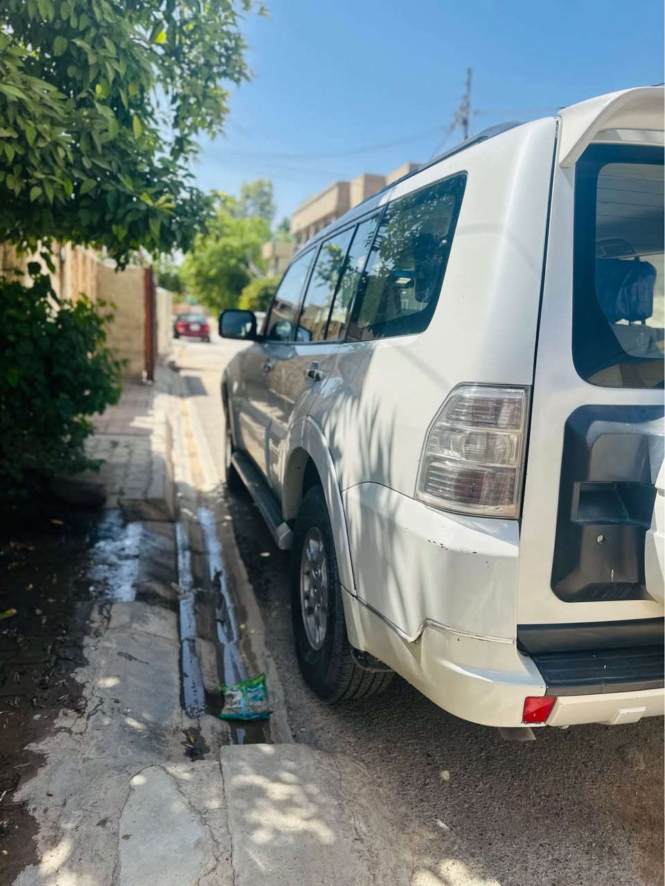 السلام عليكم
باجيرو 2008 محرك 3000 مكفولة من الضربة و الصبغ و التبديل بيها مكانين بارد موضح بالصور ... تبريد ثلج 3 قطع. 
لا صرف و لا بخار . تايرات ٤ صدر بطارية بلكات فيت بم كهربائيات كلها جديدة 
رقم سلميانية تحويل و كالة 
مكان السيارة كركوك 
*********** واتساب
السعر125بيها مجال كركوك, العراق
