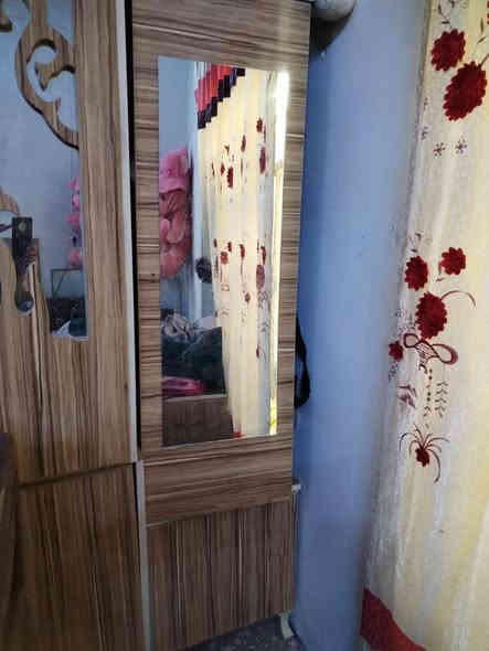 السلام عليكم عندي هاي الغرفه للبيع اي عيب مابيه نضيفه بعده سعره ٣٠٠ وبيه مجال قليل مكاني كركوك حي العروبه رقم التلفون ***********
