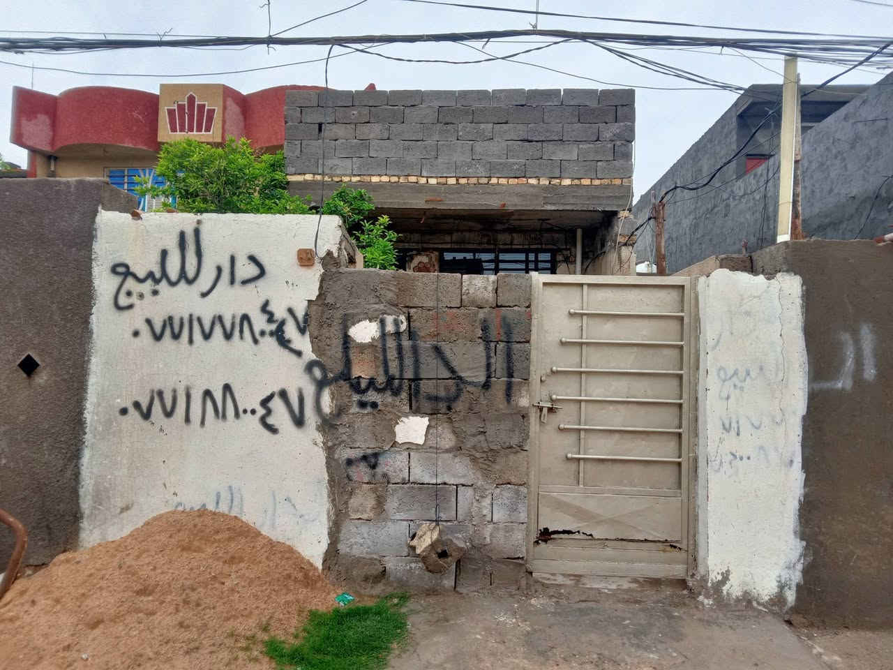 الدار للبيع ساحه البيت 100 متر العقد 17 سعر 50 بمجال %***********
