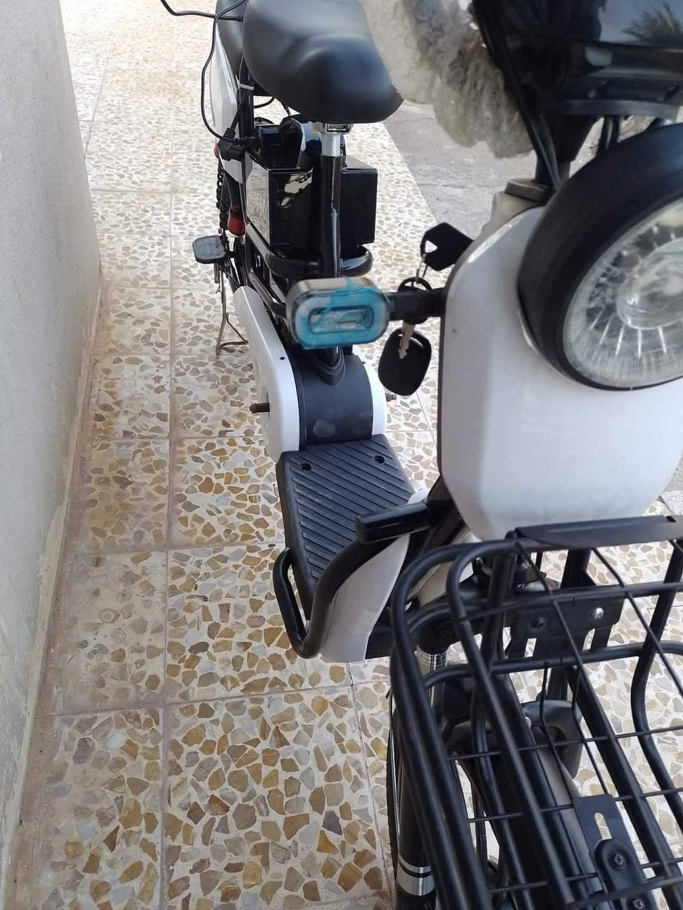 ماطور شحن للبيع مستخدم شي قليل السعر 300الف بي مجال قليل المكان قرية الذيبانية ***********
