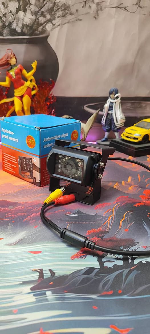 كاميرا خلفية للسيارات والشاحنات مصممة للتركيب الخفي أو على لوحة الترخيص. 
المميزات: تصميم مقاوم للانفجار والماء والغبار.
الجودة والزاوية: دقة عالية مع زاوية رؤية واسعة تصل إلى 170 درجة.
الإضاءة: إضاءة تلقائية في ظروف الإضاءة المنخفضة.
النوع: كاميرا رقمية بـ 4 دبابيس (4Pin).
الترجمة
Explosion-roof camera: كاميرا مضادة للانفجار
السعر ٢٠ الف


**إذا كنت صاحب هذا الإعلان وتريد حذفه لأي سبب، رجاءا أرسل رسالة إلى الدعم الفني**