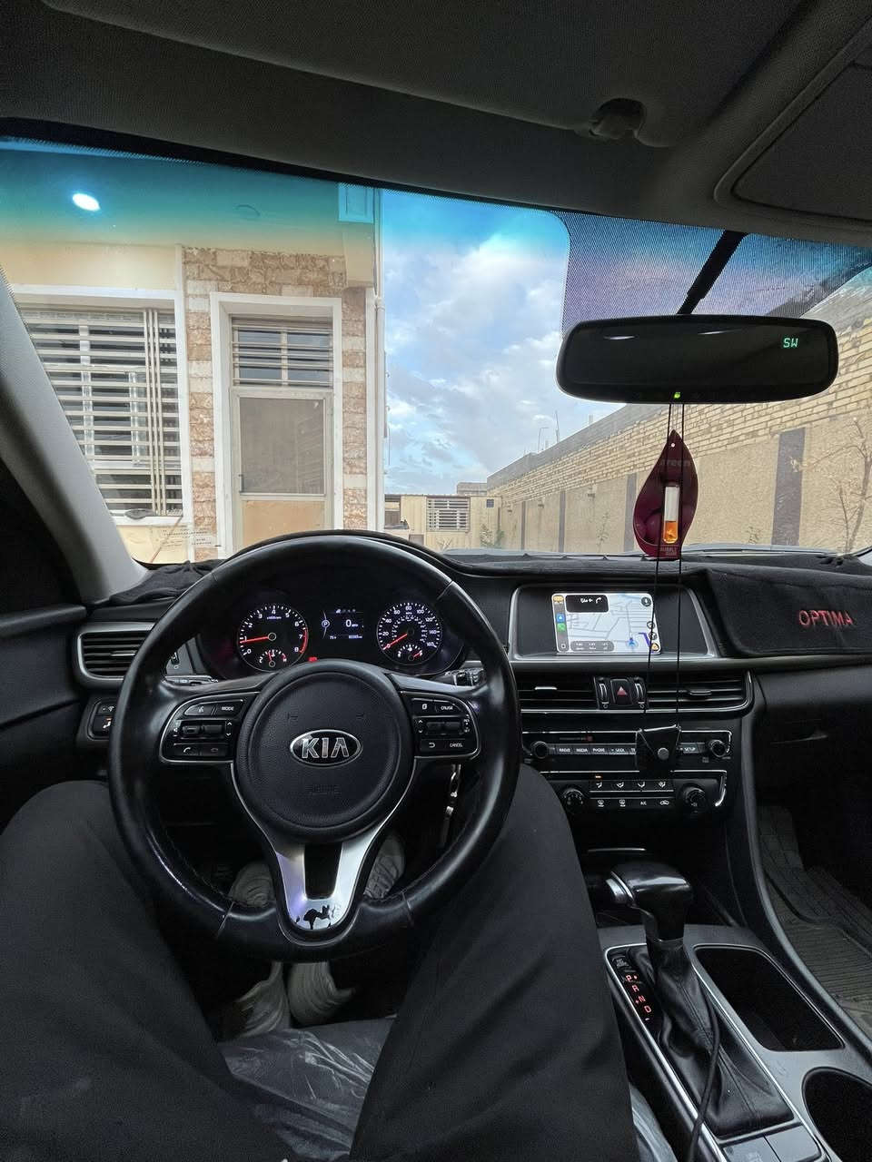 اللهم صلي على محمد وآل محمد.
السلام عليكم 
كيا اوبتما 2018 فئة ال S
وارد لمريكي مكينة ٢٤٠٠ gdi صافيه وحلوه لا دونز ولا شي ترايك لوين ما تريد مكينه نضيفه وناعمه وما مفتوحه يعني كير ومكينه كفاله  تبريد ثلج  كفاله لغود وشواصي وتكم كفاله من العيب الشرعي حادثه بداية البنيد بدون دواخل ايرباكات سليمه كله 
السياره حلوه ومرتبه ومتعوب عليه 
 فول مواصفات عدا البصمه 
شاشه كار بلي - بانوراما كرسي كهرباء - تحكمات ستيرن جهتين- مثبت سرعه - كامره دواره ٣٦٠ - شاشة اعطال - حساسات - رادارات - اشاير بالمري - جنطه كهرباء - مانع انزلاق - حساس سرقة - دواخل اسود ونضيفه كلش 

و بالنسبه للي يكول الاوبتما دوانز 
محرك gdi افضل محرك من كل النواحي خصوصاً من ناحية العزم والقوة والتحمل تجي تصعد وتاخذ تراي اذا سمعت صوت دوانز خسار بالتريده مكينة نشطه وقويه ونصيفه عليه ادامه جديده مكان السياره حلة قرب جسر بته

اعتذر عن الاطاله عليكم السعر ١٤٢ وبي مجال واذا تكلي السعر غالي اني اكلك منطيك شي ما يجيبلك دوخة راس 
للتواصل واتساب لان غير متواجد عل ماسنجر 
***********
