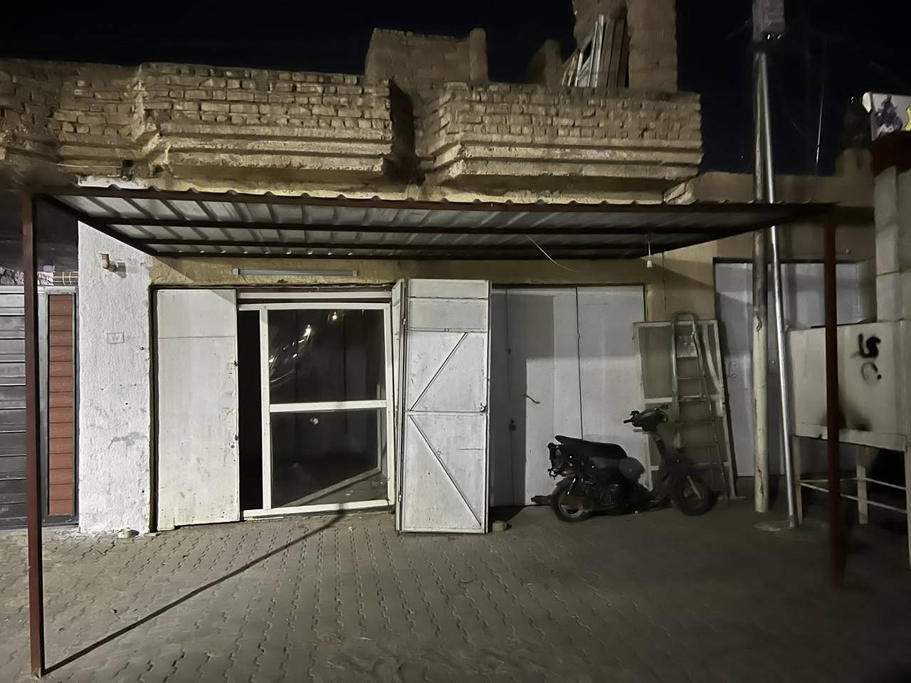 للبيع سقيفه بعدهه جديده وشوايه مال كباب ***********
