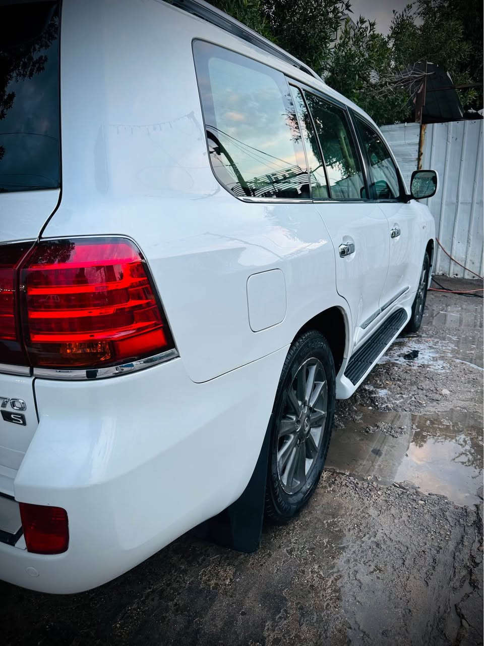 🚗 للبيع: لكزس (Lexus) قمة النظافة 🚗
 موديل 2008 - سفينة الصحراء 
سيارة بحالة الوكالة (جديدة جداً) ولعشاق التميز، استخدام شخصي راقٍ جداً.
المواصفات والتفاصيل:
• الموديل: 2008 (بريم - باب أول).
• الرقم: شمالي (تحويل ملكية مباشر).
• الحالة الميكانيكية: المحرك، الكير، الأكسن، والكهربائيات بحالة الشركة 100%.
• الصيانة: صيانة كاملة وجديدة في شركة ساز (أربيل).
• الإطارات: طقم تاير جديد بالكامل.
المميزات الإضافية:
• الداخلية: غرفة السيارة بحالة الشركة، (كعيات) الشركة الأصلية لم تفرش بعد.
• الملحقات: كتلوكات الشركة الأصلية لا تزال موجودة.
• الأداء: السيارة في القيادة (التراي) أنعم وأجمل من موديل 2025 بشهادة كل من جربها.
• الضمان: كفالة عامة وشاملة من كل شيء (مصدة لمصدة).
ملاحظة: السيارة لا تحتاج لصرف دينار واحد، جاهزة للاستخدام الفوري ومناسبة جداً لمن يبحث عن الراحة والمتانة.
السعر ٣٠ الف دولار ،،،، يعني ٣ شدات وبيه مجال 
📍 المكان: [ بغداد السيدية ]
📞 للتواصل والاستفسار       *********** أربيل, العراق
