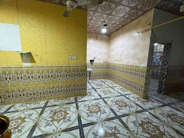 السلام عليكم دار للايجار مساحه 200 متر طابقين يحتوي الطابق الاول على قرف عدد 2 واستقبال وصاله ومطبخ وصحيات والطابق الثاني يحتوي على قرف عدد 2 وصاله وصحيات العنوان البصره  ابو الخصيب طريق المحكمه كوت الحمداني ايجارة 450 الف انتصل على الرقم *********** بي واتساب
