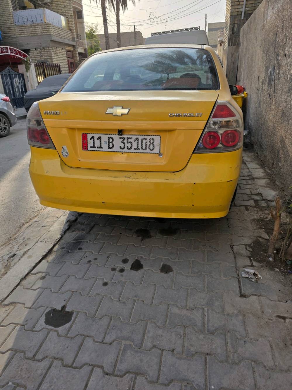 سيارة شفروليه أفيو صفراء للبيع. السيارة في حالة جيدة من الداخل مع مقاعد مغلفة باللون البرتقالي والرمادي. هناك بعض الخدوش والضربات على الهيكل الخارجي كما هو موضح في الصور. السيارة جيدة للاستخدام اليومي ومناسبة للتنقل داخل المدينة. للمزيد من المعلومات أو إذا كنت مهتم بالشراء، يرجى التواصل معي.