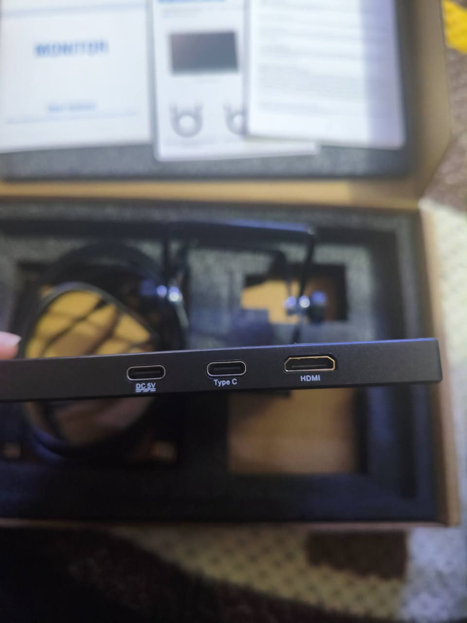 للبيع: شاشة محمولة (Portable Monitor) بحالة ممتازة وكامل الملحقات
الشاشة مثالية للألعاب، الدراسة، أو كشاشة ثانية لابتوب وتدعم تشغيل هواتف الآيفون.

​⚙️ المواصفات الفنية:

​حجم الشاشة: 10.5 إنش (حجم مميز وخفيف للتنقل).

​الدقة: Full HD 1080p (ألوان واضحة وصورة حادة).

​معدل التحديث: 60Hz.

​المنافذ: 

​منفذ Mini HDMI.

​منفذ Type-C (يدعم عرض شاشات هواتف الآيفون مباشرة).

​📦 الملحقات:

​الشاشة تأتي كاملة مع جميع ملحقاتها الأصلية.

​💰 السعر وتفاصيل الاتصال:

​السعر: 60 ألف دينار عراقي (وبيها مجال بسيط للشراي الطيب).

​مكان التواجد: بغداد

​للتواصل والاستفسار (واتساب فقط): ***********
