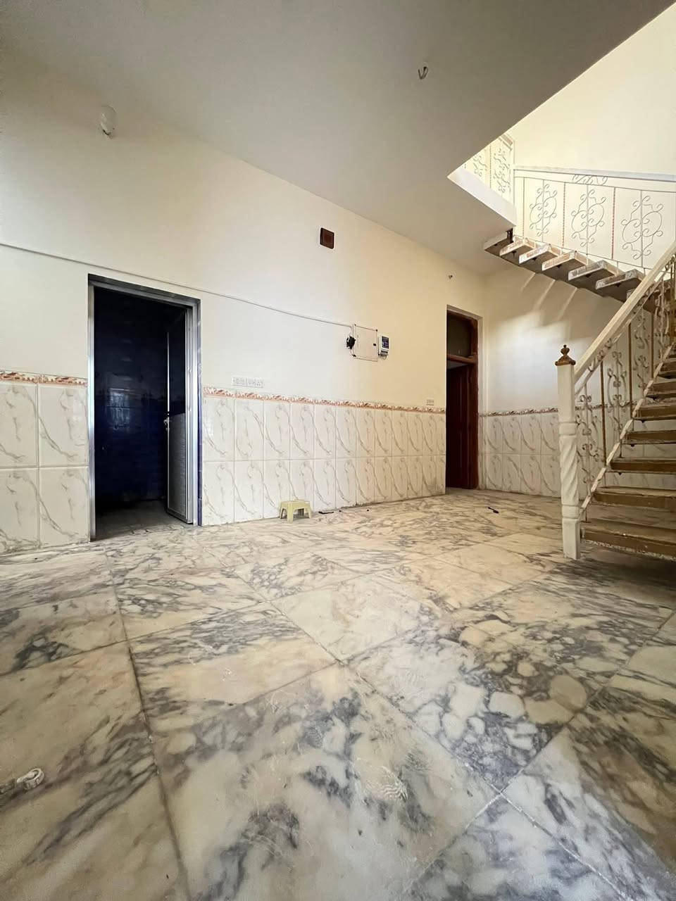 🏠دار للأيجـــــــــار فـٓـــي حــــــي الطيـــــــارة
قـــــــرب تقاطـــــــــع الثــــــــورة 
_________________
المساحــــــة // 160م
الواجهـــــــــة // 8م
النـــــــــــــــزال // 20م
_________________

🧱🏗️ #البنــــــــــــــاء
 غرفـــــــــــة وصالـــــــــة وهـــــــــول ومطبـــــــــخ ومجمــــــــــع صحيــــــــــات وگـــــــــــراج وحديقــــــــــة ...
_________________
____________💲
للأستفســـــــار عــــــن السعــــــــر يرجــى الاتصـــــال
____________💲
_________________
#مكتـــــب
       🪐 الخــــارطــــة العقـــــاريــــة 🪐
#الكائـــــــــن
   فـــي ⇩ حـي_الطيـاره_شـارع_25_الـرئيســي_قــرب
_المــــدرس_حسيـــن_طيــــاره
0️⃣7️⃣8️⃣2️⃣5️⃣2️⃣1️⃣2️⃣5️⃣6️⃣5️⃣📲
___________________________________
_____________________________________________
