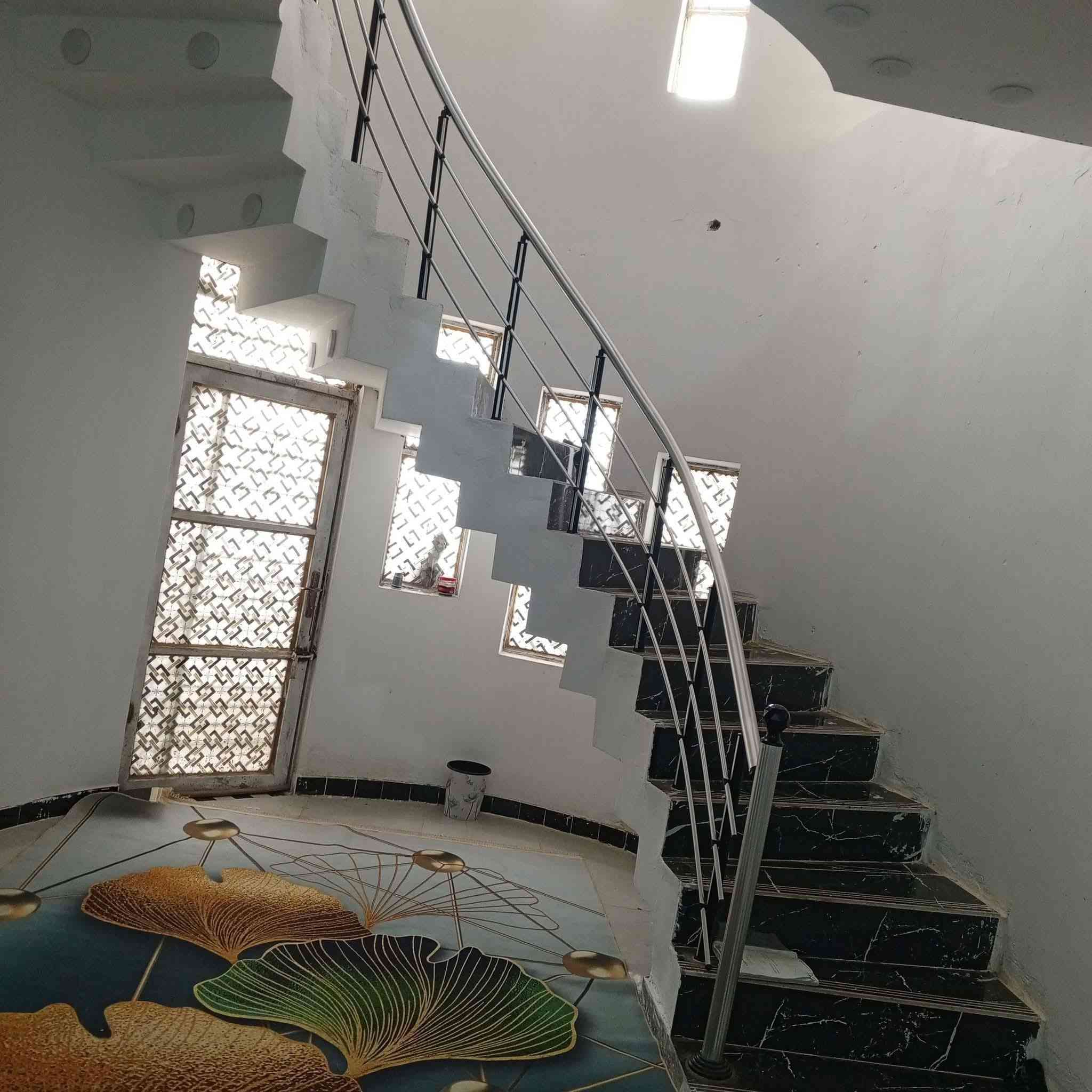 دار للبيع او مراوس  بي حي الجامعة اوسياسين او زين القوس أو حي الجهاد العزه
بالسفحه بيت درجه أولى طابقين دبل فاليوم  غرفتين نوم استقبال ومطبخ صالة 9م طابق الثاني غرفتين نوم صالة 9م مجموعة صيحات مع مخزن 
200/م  / شارع الوائلي 
ثاني بيت عن لركن 
***********
***********
