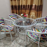 ميز • ٤ كراسي حديد • بنايلونه