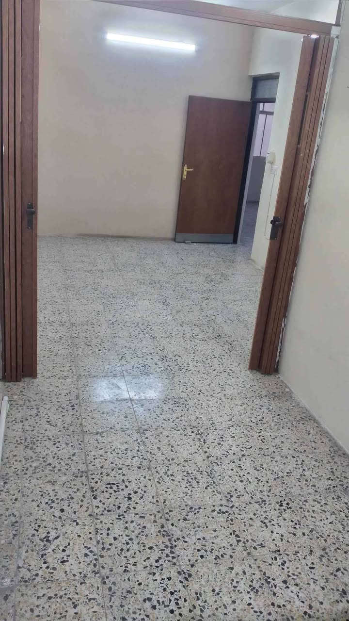 دار للبيع  بسعر مناسب
حي عدن فرع جامع الأمين 
المساحه200متر الواجهه 10نزال 20
سند ملك صرف طابو الزهور البيت قبله 
طابق واحد يتكون من
 هول +خطار+غرفتين نوم+مطبخ + صحيات + 
مناور + كراج 
التحويل مباشر من الشرعي 
للتواصل: ***********
