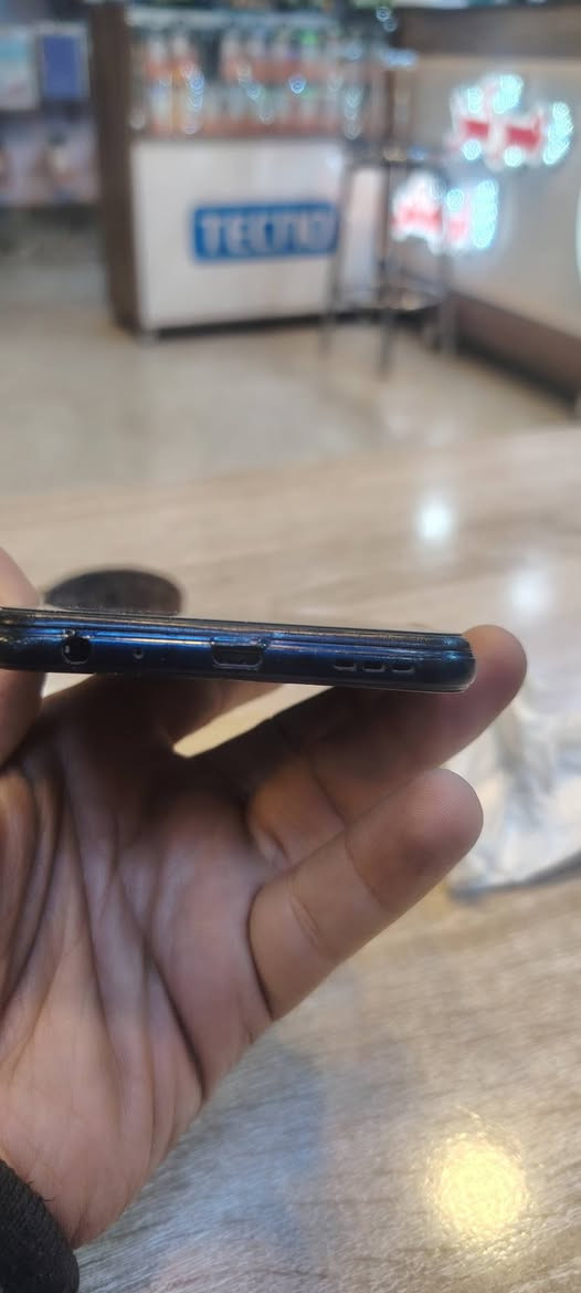 من رخصت صاحب البيج
Vivo y20
ذاكرة 32
مخرج شحن Type C
فقط كسر بكزازة الكاميرا بس شغاله ومابي اي شي

سعر 60الف
***********
