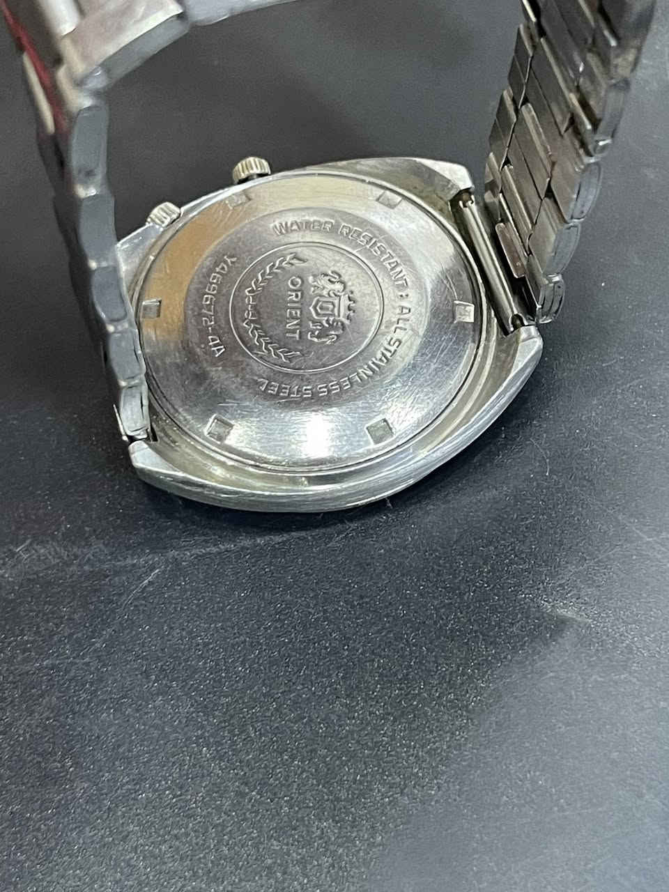 السلام عليكم ساعه  Orient Perpetual  وهي موديل كلاسيكي (Vintage) ياباني الصنع يشتهر بتصميمه الفريد الذي يظهر تقويماً لعدة سنوات على حركة أوتوماتيكية (Automatic)، وتأتي غالباً بـ 21 أو 27 حجراً (Jewels) حسب الإصدار. تحتوي على نافذة لعرض اليوم باللغتين العربية والإنجليزية وتاريخ الشهر.
الهيكل: مصنوع من الفولاذ المقاوم للصدأ (Stainless Steel) بتصميم "البحاري" الشهير ذو الحجم الكبير. وصنعت في عام 1971 قديمه الصنع ملاحضه الساعه اصليه مع ختم بالمكينه وشغاله سعر ب200وبيها مجال


**إذا كنت صاحب هذا الإعلان وتريد حذفه لأي سبب، رجاءا أرسل رسالة إلى الدعم الفني**