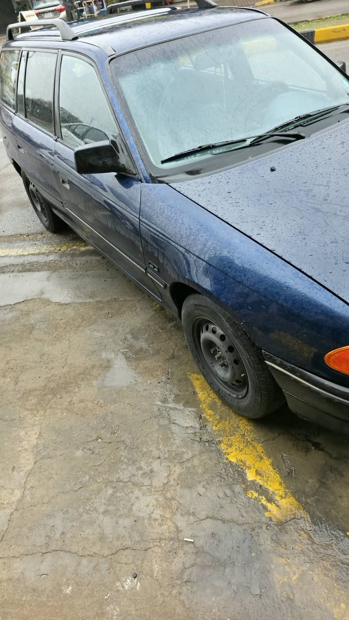 اوبل استرا
موديل ١٩٩٢ لون نيلي 
رقم كركوك دولي باسمي 
سياره حداديه كاملة 
كير محرك صدر شرط
 اذان محرك جديد 
 تخم تاير جديد
شاشه كامره حساسه 
سياره نضيفه وكامله عل اخر حبايه
اي نقص ما بيها بس دهن وبانزين ربع ماتصرف عليها 
***********
