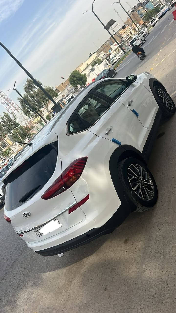 ‏سلام عليكم للبيع توسان خليجي موديل 2019 رقم بغداد الجديد دولي بأسمي هزه سنوية جديدة 2030
‏مكفوله من الصبغ التبديل وكير ومحرك وضع شركة. 
‏مواصفاتها 
‏ خمس عدسات  كشنات جلد كشن كهرباء شاحن وايرلس سايد بريك بالقدم تبريد قطعتين حساس أمامي حساس خلفي كاميرا مري شفط و إشاير بلمري مو درايف  منفذ وايرلس امامي وخلفي ثلاث أنظمة قيادة مثبت سرعة خمسة ويل كب كروم محرك 2000 دوش ترحيب ذاتي GPS خرائط الطريق لد أمامي نهاري تاير جديد وارضيه مغلفه جلد 
‏ماشية 65 الف حقيقي 
‏السعر 193 $$ وبيها مجال بسيط 
‏الاستفسار *********** 
‏مكان السيارة بابل حله 
‏الملاحظة أنا مكلف بالنشر فقط 

‏
