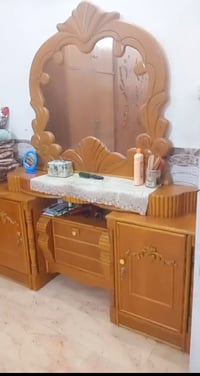 ميز تواليت • للبيع