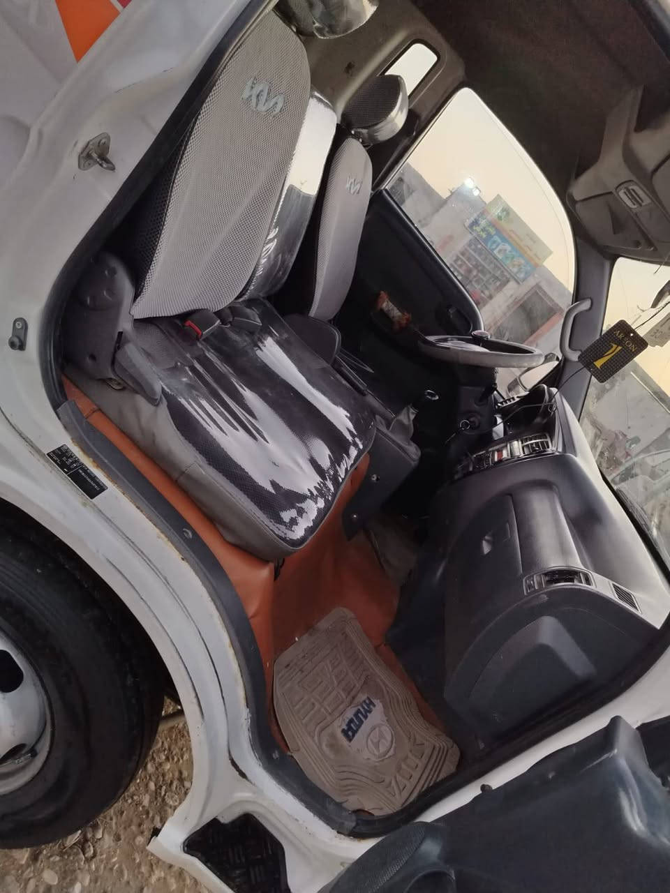 ياالله السلام عليكم كيا فحل موديل 10 رقم واسط  انكليزي سياره مكفوله من محرك وكير واكسل وبم  تخم تاير وصدر وشاصي ورقم وشاصي حته لقوطيه كفاله  كهربايات شغاله محجره سنويه لل 31مشروع وطني معروضه 103 وبيهئ مجال بسيط شراي يتصل ***********
