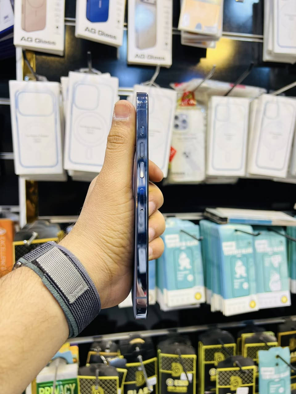 السلام عليكم 🫡
للبيع iPhone 13 pro max 
ذاكره 256
بطاريه 83‎%‎ مبدله اصليه من ابل يعني مال جهاز 
نموذج M 
لون بحري الجهاز نضافه 99‎%‎ شخط مابيه كله شغال مابيه اي خلل كامرات صوت اتصال انترنيت سيم فيس ايدي كله شغال فقط مبدل شاشه السعر قفل 390 الف مابيه مجال مكاني بغداد مدينه الصدر قطاع 23 رقمي ***********
