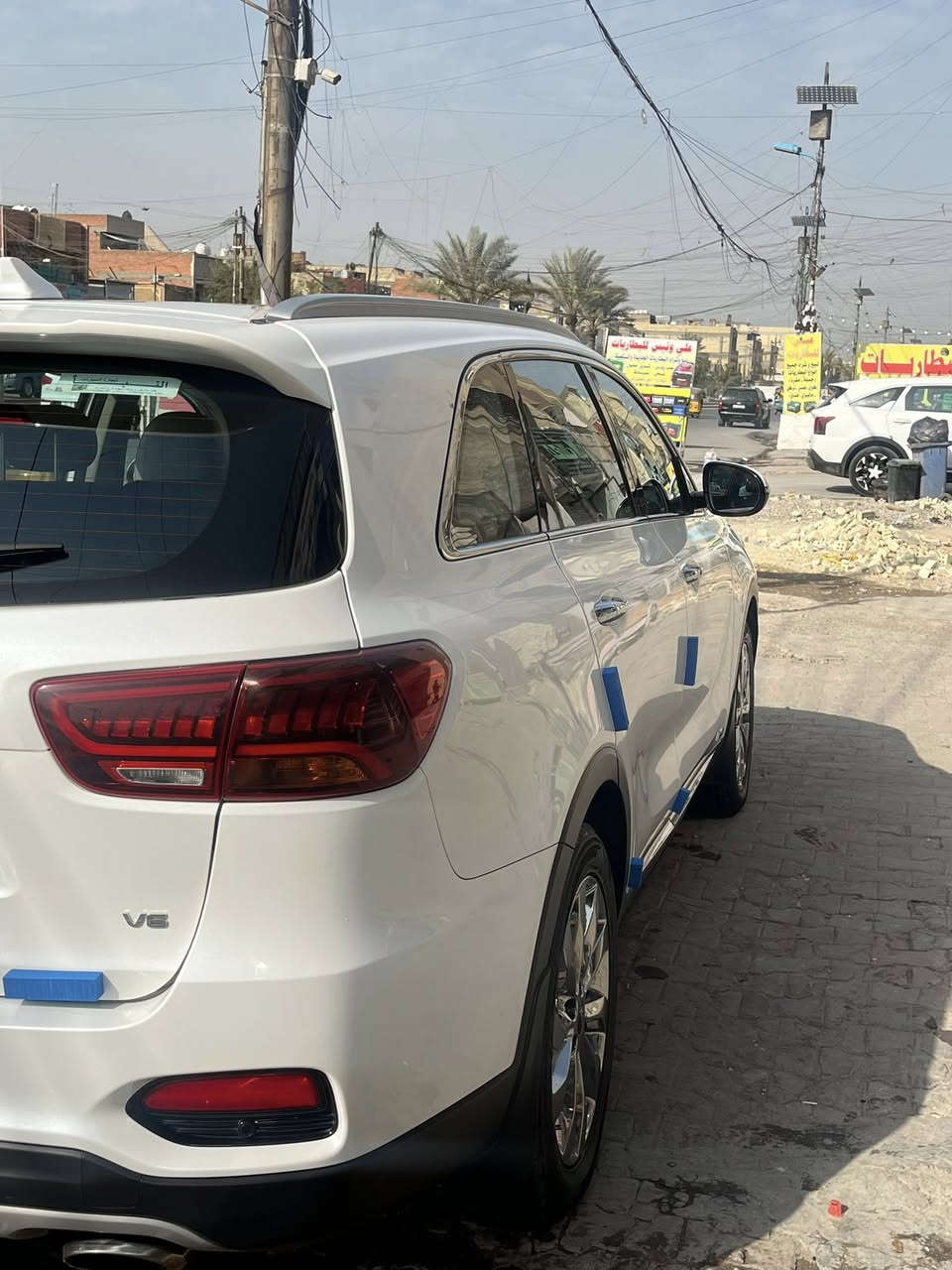 سورنتو٢٠١٩
مقاعد جلدية فاخرة (Premium Leather)
✔️ مقاعد أمامية مبردة ومدفأة (Ventilated & Heated Front Seats)  
✔️ تدفئة للمقاعد الخلفية (في بعض الأسواق)  
✔️ جنط 19″ ألمونيوم كرومي  
✔️ مصابيح أمامية LED + ضباب أمامي وخلفي  
✔️ حساسات أمامية وخلفية + كاميرا خلفية  
✔️ فتحة سقف بانوراما (Sunroof) (قد تكون موجودة حسب الوكالة)  
✔️ نظام مراقبة محيط السيارة (Surround View Monitor)  
✔️ عجلة قيادة مدفأة  
✔️ نظام ترفيه بشاشة وسطية مع Android Auto / Apple CarPlay  
✔️ مثبت سرعة + حساسات للركن  
✔️ وسائد هوائية متعددة + أنظمة ثبات وتحكم متقدمة  
السياره مكانها بغداد تحويل ثاني يوم 
خليجي بيه بارد ب صندوك ع كد نص جف ايد و بارد بل باب مال سايق والصدر على كد نص جف ايد  
***********
