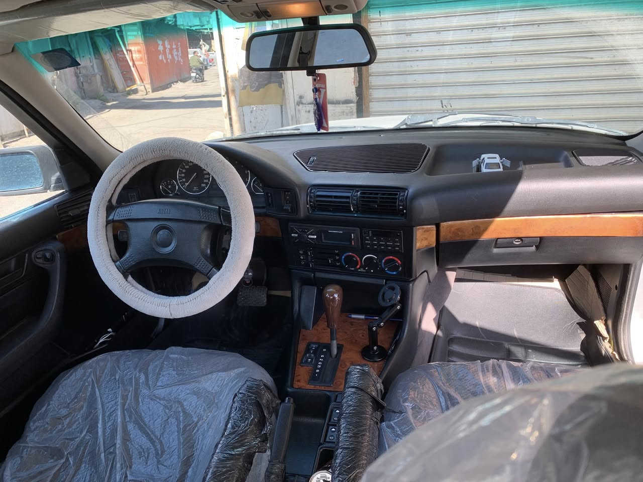 اسلام عليكم بي ام 535موديل 91 رقم بغداد بسمي سياره مصبوغه جماليه  كفاله ابكلشي من مكينه من كير صدر امامي خلفي السياره مال جناي تخم تاير جديد السياره جديده لاضربه ولا طخه معروضه  90 وبيها مجال *********** عنواني بغداد
