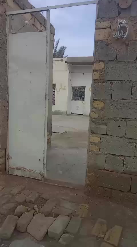 سلام عليكم اخوان بيت للبيع يتكون من غرفتين وصاله ومطبخ وصحيات ويتكون من كافه الخدمات من مي أساله وكهرباء وخط مولده البيت مساحته 200متر وياه قطعه هم 200متر العنوان الطليعة حي شلال قرب مدرسه شهداء الطليعة للأستفسار اكثر الاتصال على الرقم ***********
