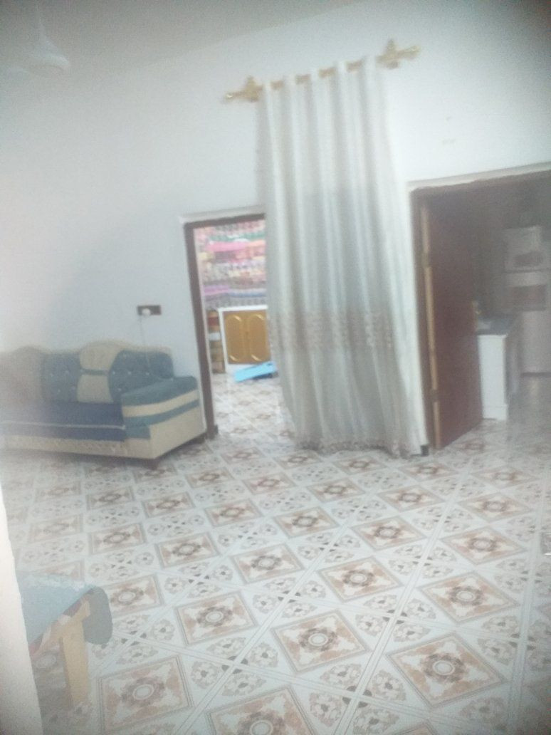 بيت زراعي للبيع عالسايدين مساحته 130 نظيف كلش 
غرفتين 
صاله
ديوانيه
صحيات 
مطبخ  الاتصال على هذا ***********
