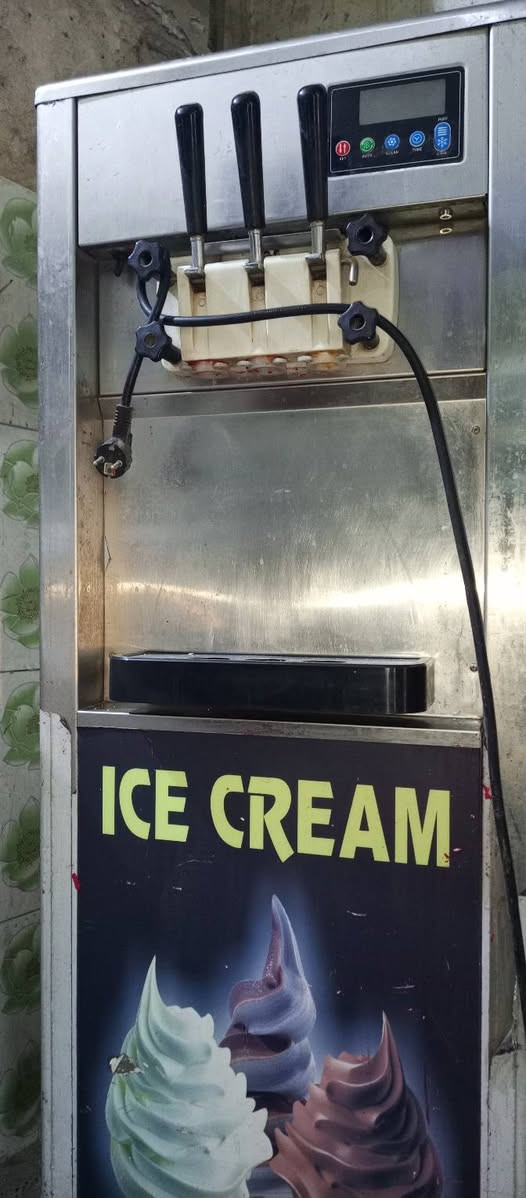 السلام عليكم ماكنة ايس كريم للبيع
 ٢ كير 
حوضين 
مشتغلة موسم واحد 
السعر مليونين ونص وبيها مجال حك الجية
للاتصال ***********
