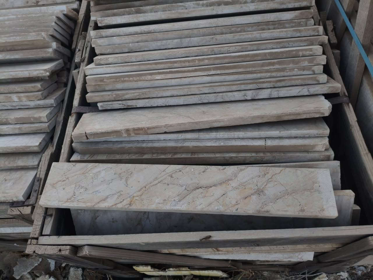 ازاره مرمر  قياس 10×60  بيجي+رصاصي + اسود 
المتر ع 500 الي تخدمه يجي يحمله اليوم أو باجر الصبح 
*********** واتساب فقط
