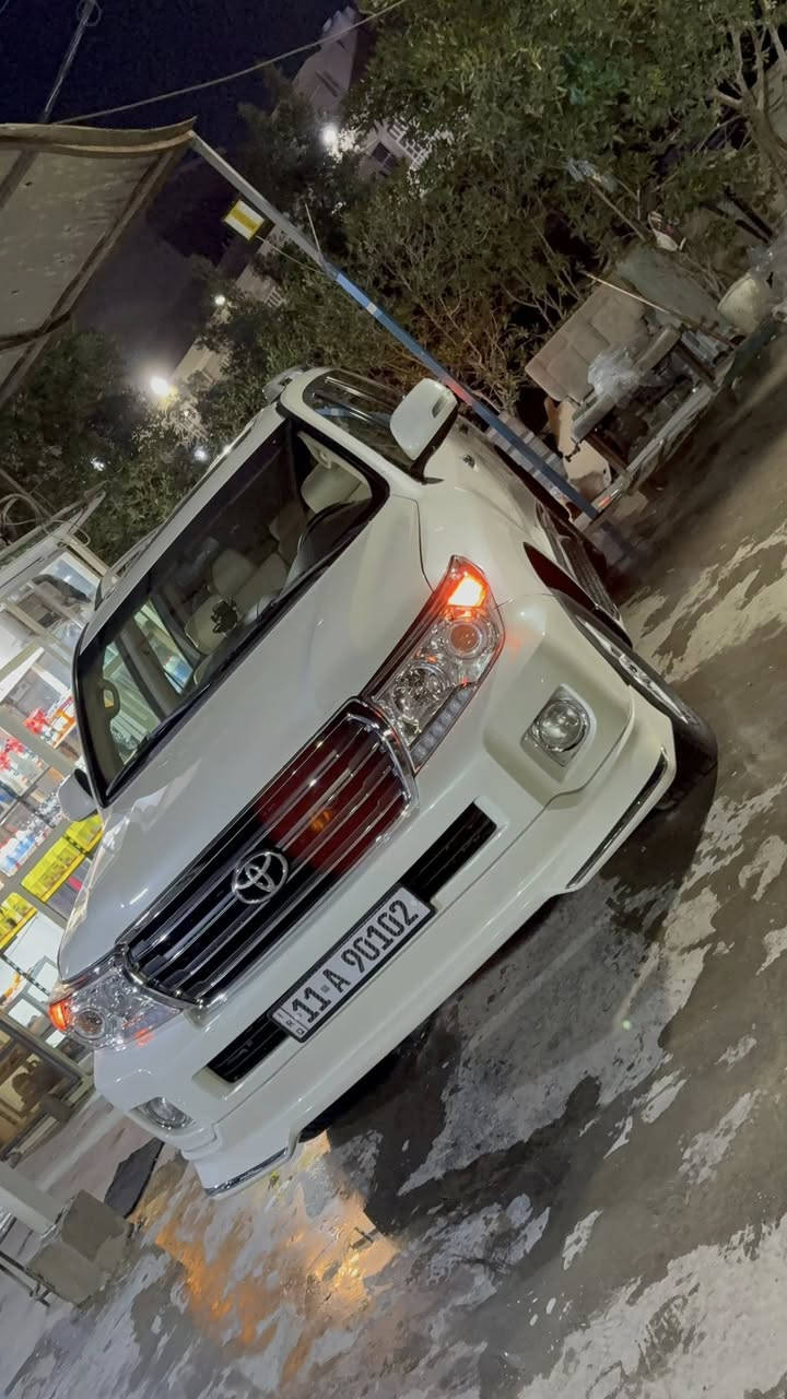 السلام عليكم لاندكروز2012.
بريم 
فتحة سقف 
شاشة 
تحكمات ستيرن 
لايت منضومه زينون 
بصمة 
كراسي كهرباء 
3 قطع تبريد 
6سلندر 
حساس امامي خلفي 
زراك لايت 
ثلاجة وسطية 
كراسي جلد 
السياره بيها نص بنيد صبغ وجاملغ ايمن بارد 
السعر . ٣١.٥٠٠$
مكان السياره بغداد 
***********
