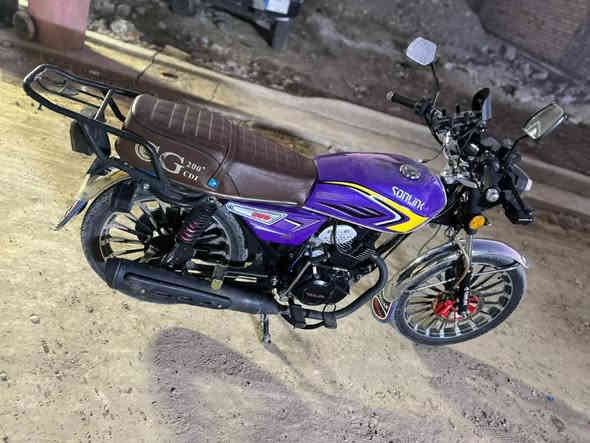 دراجه سونك 
محرك 200 CC صاغطه وزنجيل او CBF
الدراجه دهنه كله امزويل 
ماشيه 8000
الدراجه مال واحد من الشغل للبيت 
يعني لا دلفري ولا متعبه ولا اكو شي نقص بيه 
الله شاهد دراجه  جديده جديده 
سعره 850 وبيه مجال لطيبين 
مكاني بغداد العبيدي 

اوراق كامله 

سسبب البيع اريد اخذ مرقم
*********** بغداد
