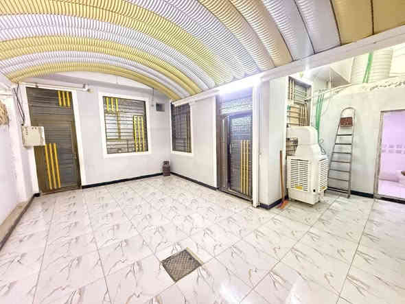 📍 الموقع: النجف شارع صب مقابل قريت الغدير– عمود 320

📐 المساحة: 200 متر مربع

📄 الطابو: زراعي – سند 25 – قرار محكمة

مواصفات الدار: سقيفة كراج سيارة مع خلاطات كامله سطح مطبك شتايكر 

🛏 غرفتان نوم

🛋 صالة

🍽 مطبخ

🧑‍💼 استقبال

🚿 حمام داخلي

🚻 حمام خارجي

🏗 نوع البناء: طابوق، الأساس والسقف صب

💰 السعر: 87 مليون دينار عراقي (قابل للتفاوض)

☎️ للتواصل: ***********

 #عقارات #h
