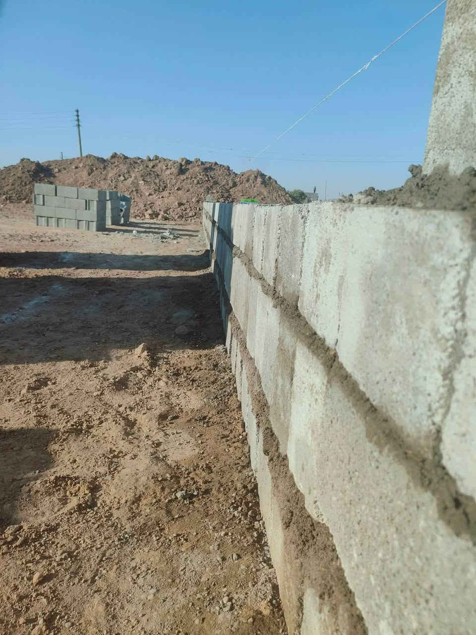 أسطة بناء ،متفرغ حالياً،مع كادر عملي ،
الشغل بناء بيوت،
سياجات ،
ستائر،
مماشي 
ديكورات
تأسيس خريطة بيت او تكعيبة 
مثل الي بالصورة ،تواصل ***********
