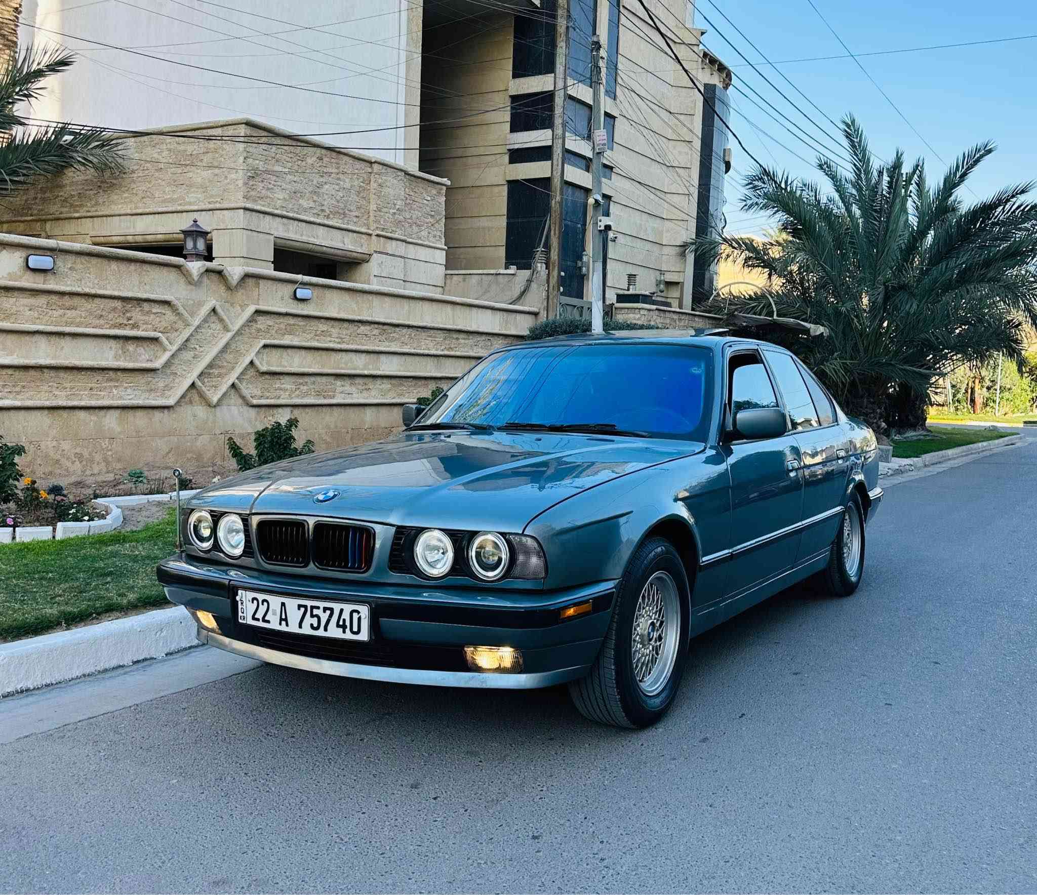 سلام عليكم
للبيع بي ام 525 موديل 1991 
رقم اربيل انكليزي بسمي تحويل مباشر
مكفوله من ضربه فقط صبغ جماليه. 
مكينه مسكر فانوس 6 سلندر مكينه جديد
كير اوتماتيك 
سياره فول مواصفات. 
بجم عريض. سلايد طكتين شغال
دبل ايرباك كشنات مخمل جدد 
تبريد ثلج تخم تاير وصدر كله جديد. 
كهربائيات كلها شغاله مابيها كلوب طافي. 
سياره حلوه ومصروف عليها مال جناي وتجي وتشوف بعينك 
سعر 67 وبيها مجال مكان سياره بغداد حي الجامعه رقمي *********** بغداد, العراق
