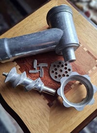 أدوات مكينة لحم • توصيل مجاني • العزيزية