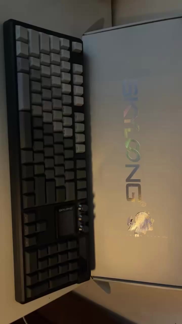 هذا الجهاز هو لوحة مفاتيح ميكانيكية من شركة SKYLOONG، وتتميز بالآتي:
إضاءة RGB قابلة للتخصيص بشكل كامل تحت المفاتيح.
شاشة LCD صغيرة مدمجة تعرض حالياً التاريخ "26.03.09" ورسماً متحركاً.
مقبض دوار (Knob) بجانب الشاشة للتحكم في الوسائط أو الإضاءة.
اعلى سعر ابيع


**إذا كنت صاحب هذا الإعلان وتريد حذفه لأي سبب، رجاءا أرسل رسالة إلى الدعم الفني**