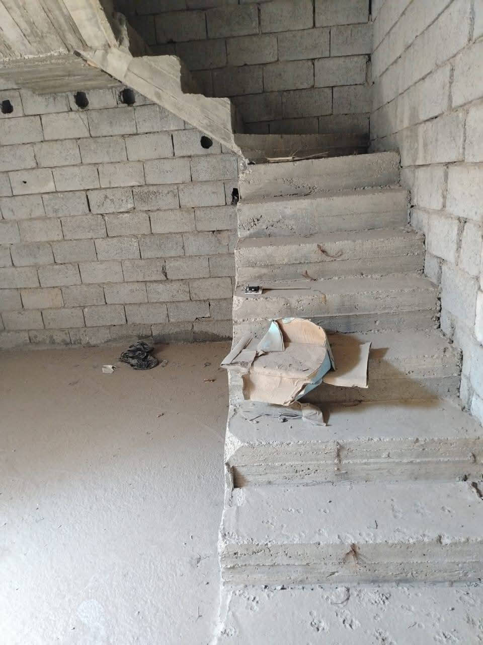 السلام عليكم يوجد لدينا هيكل للبيع مساحه 100متر واجهه 5ونزال 20يحتوي على ستقبال +ساحت درج داخلي +غرف نوم عدد 1+حمام جميع الخدمات موجوده ماء وتبليط وكهرباء نوع الملك قانون 117 العنوان بغداد الدوره مدخل البوعيثه الهواشة مجاور ماركت تاجر السعادة قرب شارع العام الاستفسار اتصل على هاتف *********** *********** الرقم الأثير يستقبل الواتساب
